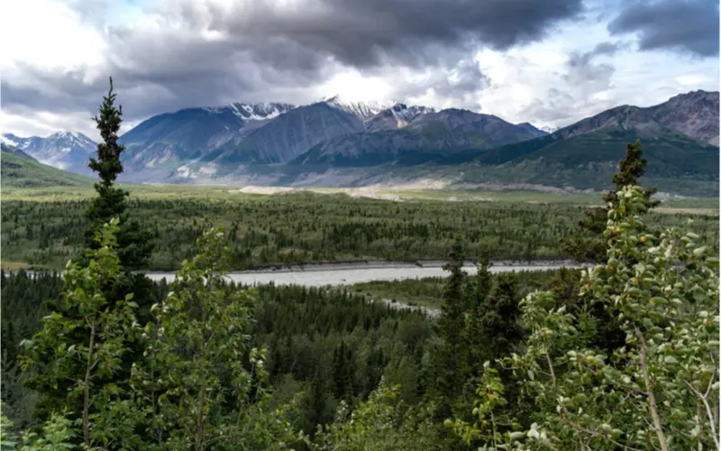 Delta-Mountains-in-Alaska-along-the-Richardson-Highway