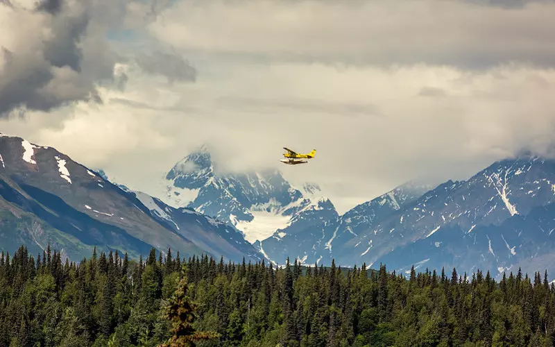 Seaplane-Flying-Over-Denali-Near-Talkeetna-Alaska