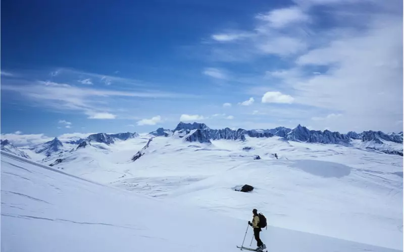 Go-Skiing-In-The-Chugach-Mountains-near-Valdez